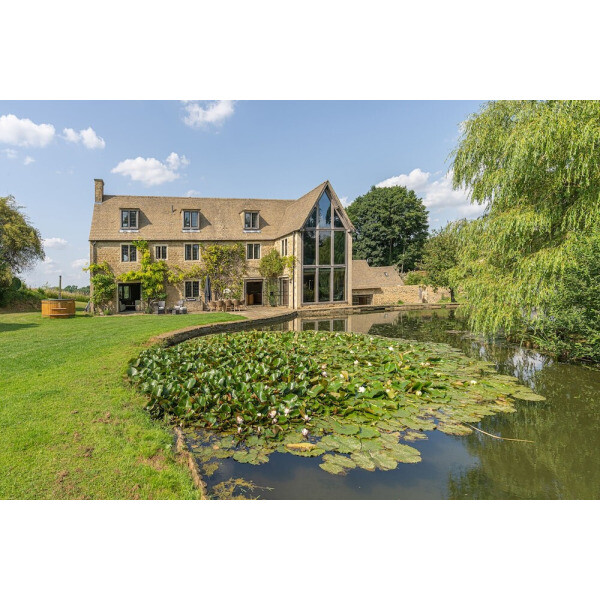 알티도 모던 컨트리사이드 에스테이트 W/ 레이크 베트윈 치핑 노턴   소호