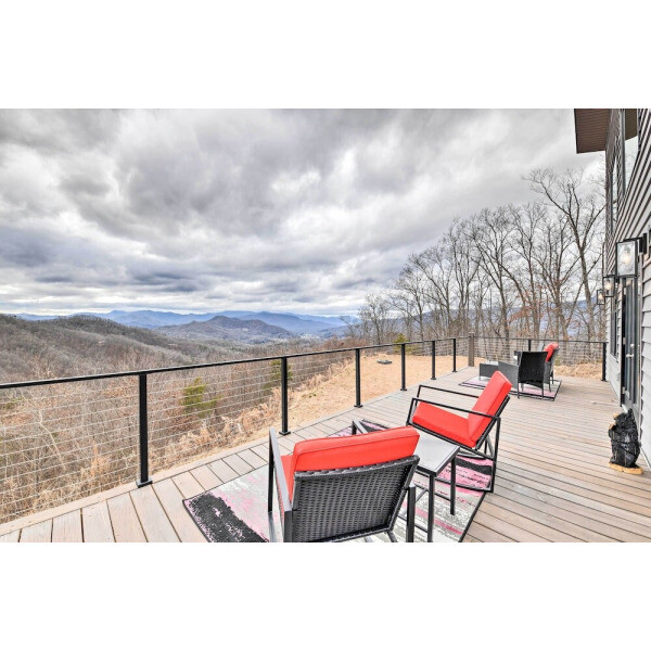 | Sylva | 핫 터브와 전망이 있는 실바의 경치 좋은 산기슭 캐빈