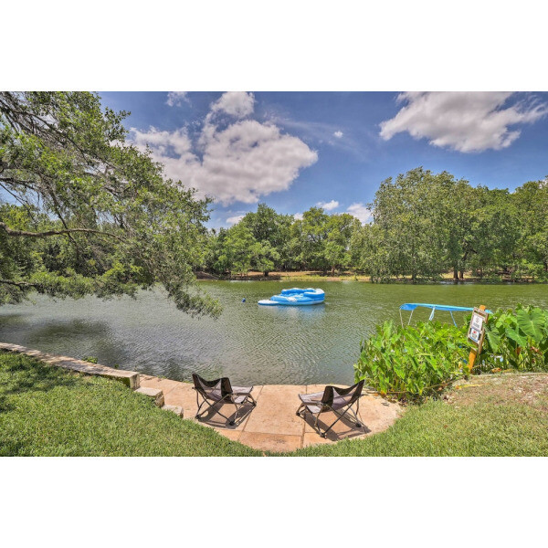 | Round Rock | 넓은 라운드 록 하우스의 호수 전망이 좋은 장난감이 있습니다