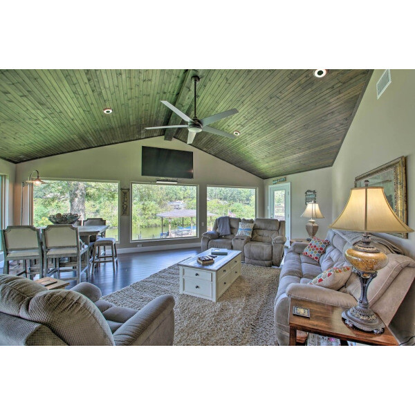 | Hot Springs | 오클론  카지노 리조트 근처 호수가 보이는 헤이븐