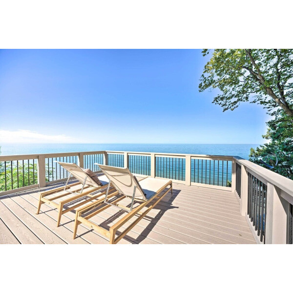 | Holland | 모던 레이크 미치건 홈  3개의 호수가 내려다보이는 데크를 갖춤