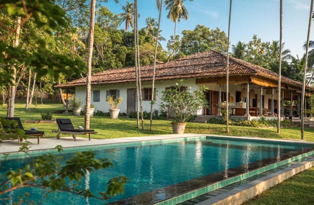 [해외] 안티크 더치 페리오드  컨트리하우스  위스 파 리칭 웨스트페이싱 뷰