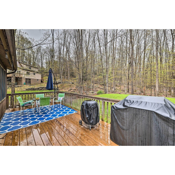 | Lake Ariel | Lake Ariel Hideaway w/ Deck  Yard   2 Fire Pits