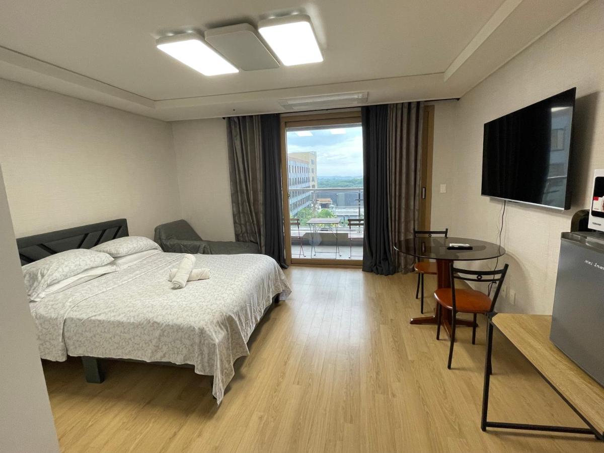 | Angeles / Clark | Spacious Luxury Condo w/ kitchen beside Hilton ...