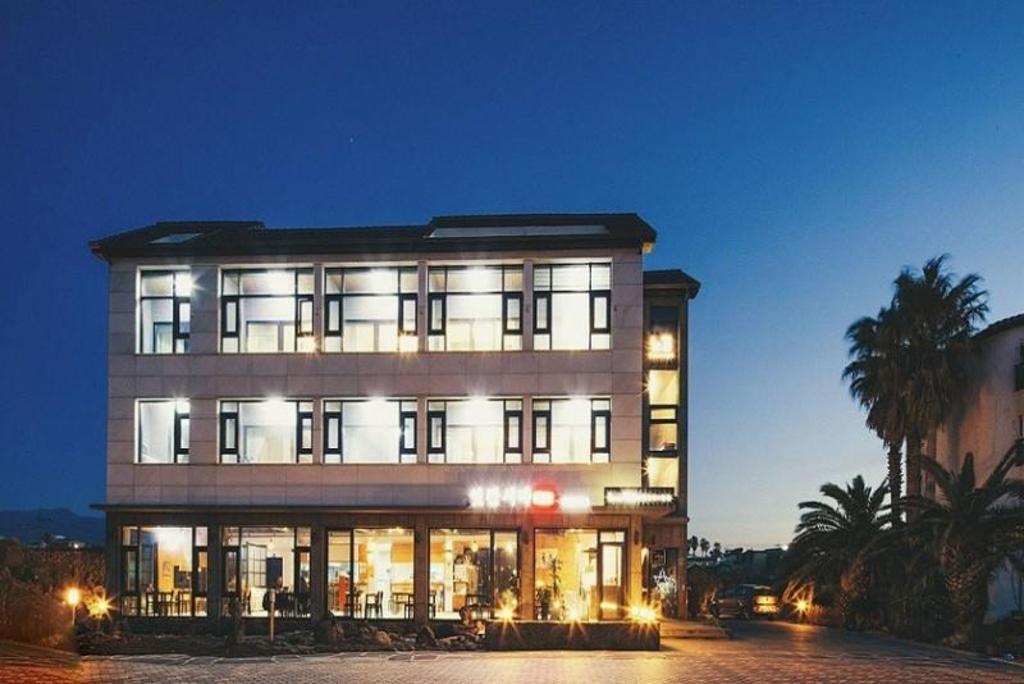 | Jeju | 제주 블루엘스파풀펜션