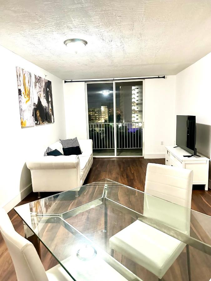 | Miami (FL) | Private bedroom 1 block from Downtown Miami