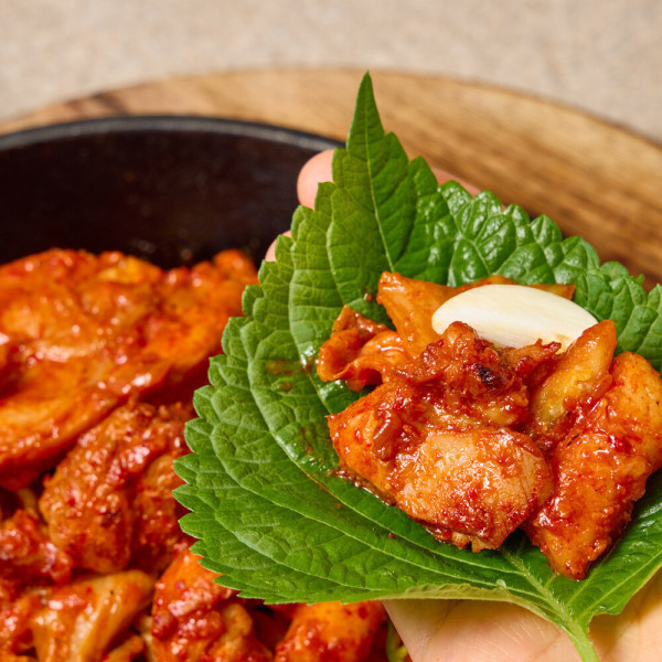 마들식품 한입 춘천 닭갈비 500g 1+1 (총 2팩) 국내산 닭고기 캠핑 음식  양념 밀키트 숯불