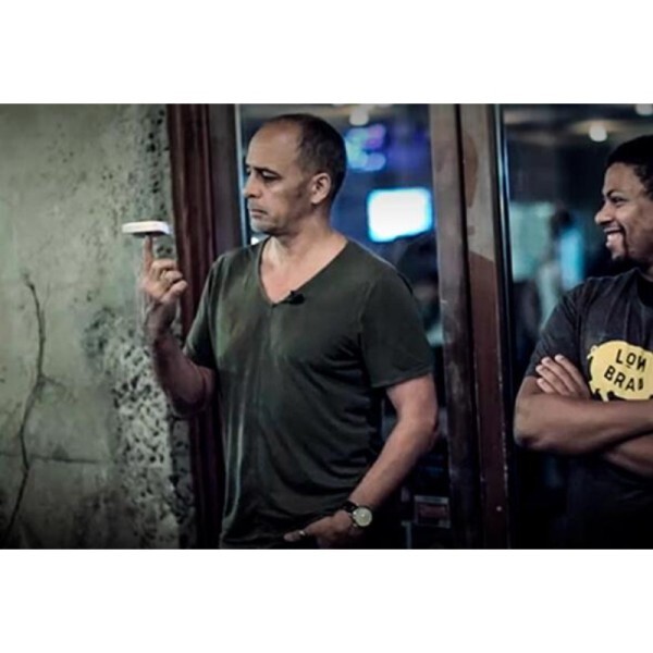 Greg Wilson 포커 카드 트릭 클로즈업 스핀 카드 재미있는 손가락 끝 마술 소품 레볼루션 (기믹 및 온라인