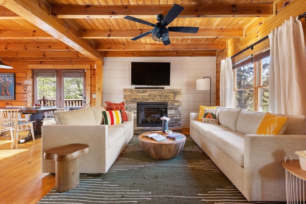 리버벤드 리디자인된 캐빈 핫텁 파이어핏 당구대 피전 포지까지 몇 분