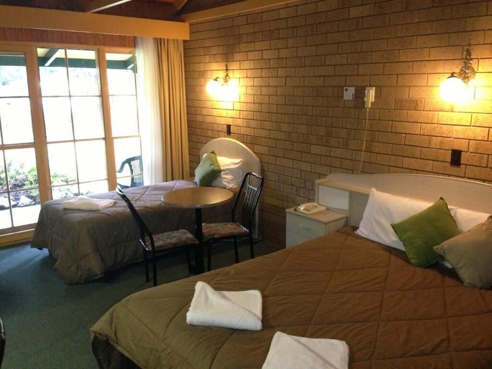 | Bright | 하이 컨트리 모터 인