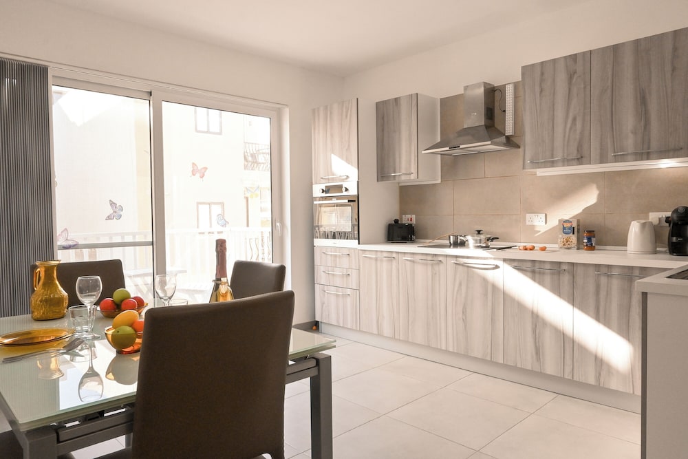 | St. Pauls Bay | 세인트 폴 베이의 카멜리아 씨뷰 1 베드 아파트