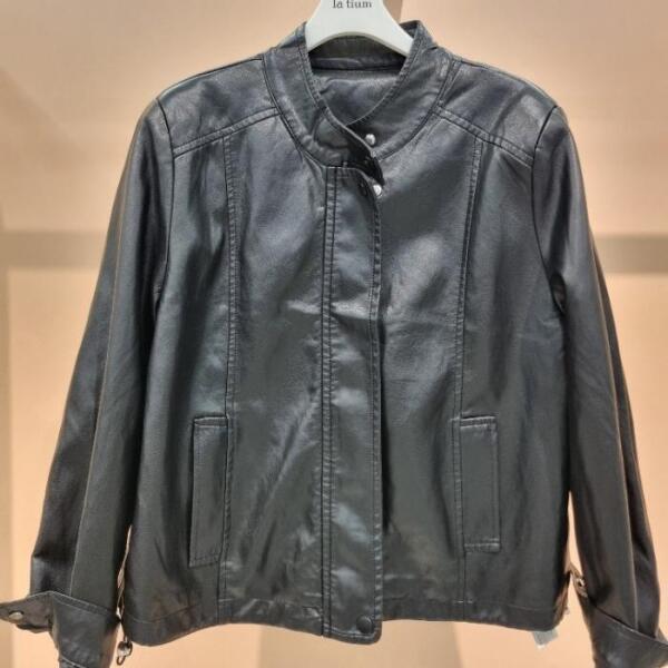 라티움 HC34 부드러운느낌 차이나카라 밑단스트링조절포커 페이크가죽점퍼 T2533JK0