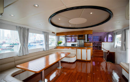 홍콩 빅토리아 하버 럭셔리 요트 선셋/이브닝 크루즈 (무제한 스낵 & 음료 포함)