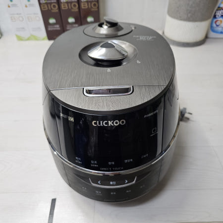 [중고]쿠쿠 6인용 스마트 압력밥솥 패킹새제품 음성지원 ih스마트가마솥방식 작동잘됩니다 잘포장해서 보내드리겠습니다