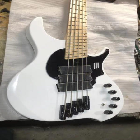 하이 퀄리티 5 스트링 일렉트릭 베이스 메이플 선풍기 지판 블랙 하드웨어 액티브 전자 제품 맞춤형 무료