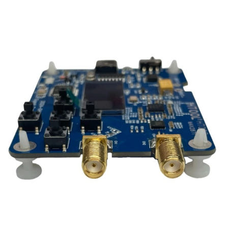 HT008 MAX2871 신호 소스 23.5-6000Mhz RF 모듈은 직렬 제어 CH2 지원으로 구성됩니다 -25Db 전력 조절 업그레이드